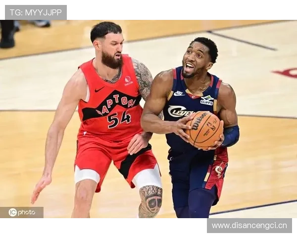 哈登家的酒柜比我的工资条还长